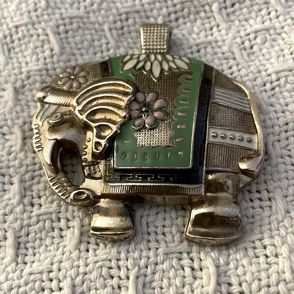 Retro Vintage gold tone Elephant Pendant, very good condition.